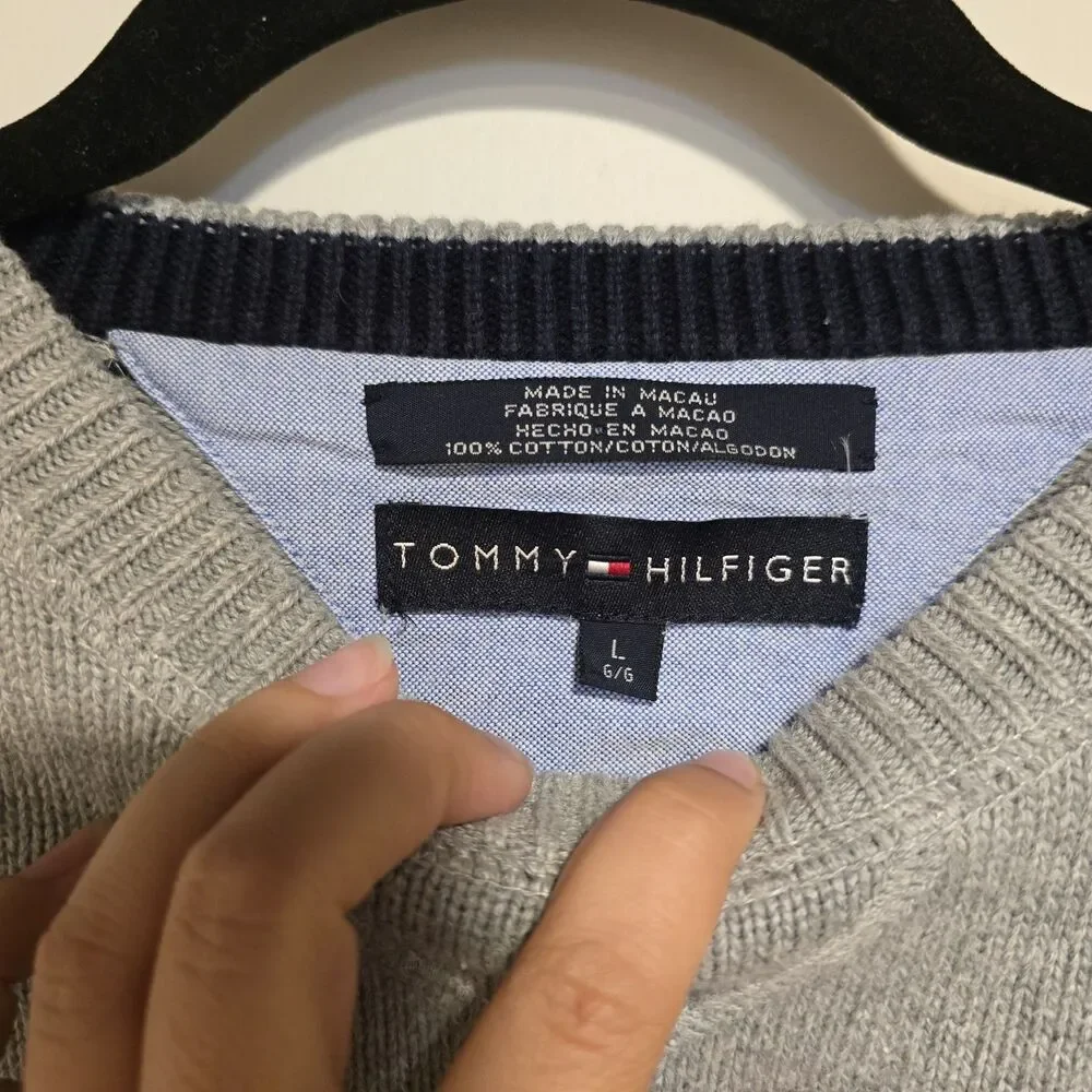 Vintage TOMMY HILFIGER Lion Crest Sweater MENS LARGE GRAY Crew Neck Cotton Prep
